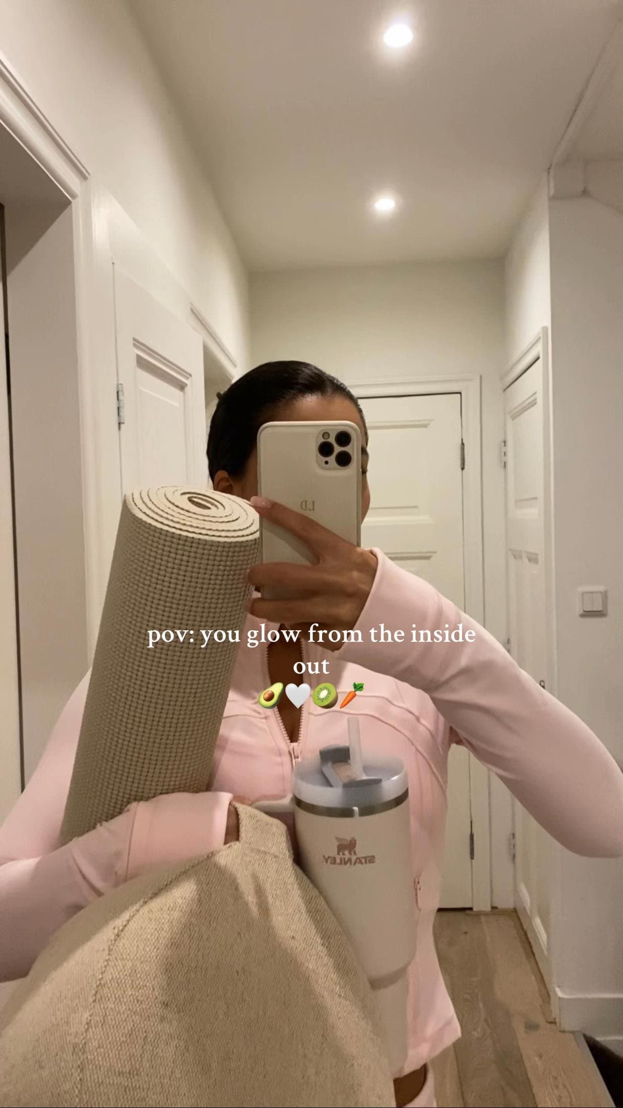 Slide 1: pov: you glow from the inside
out
🥑🤍🥝🥕