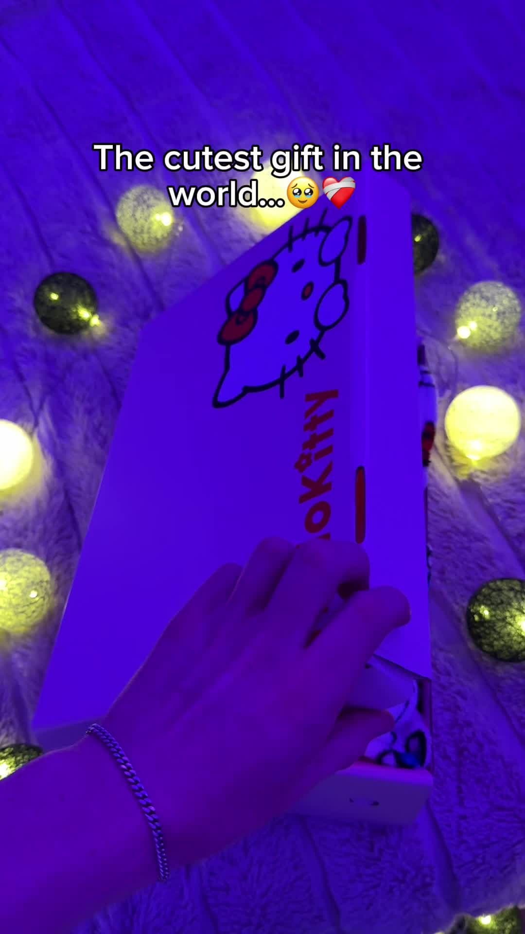 The cutest gift in the
world... 🥺❤️‍🩹